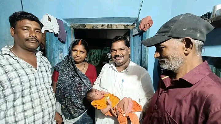 संजय कुमार मंडल नवजात शिशु को गोद में लेकर आशीर्वाद देते हुए