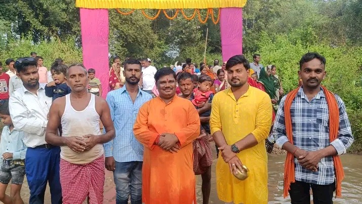 संजय कुमार मंडल लोक आस्था के महापर्व छठ पूजा पर ग्रामीणों के साथ पावन जल में