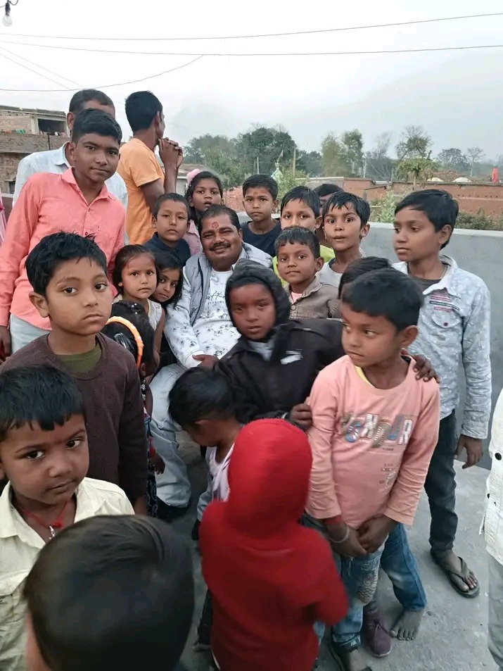 संजय बच्चों के साथ