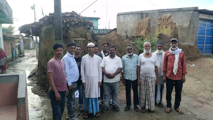 संजय कुमार मंडल गाँव के बुजुर्गों और सभी समुदाय के भाइयों के साथ