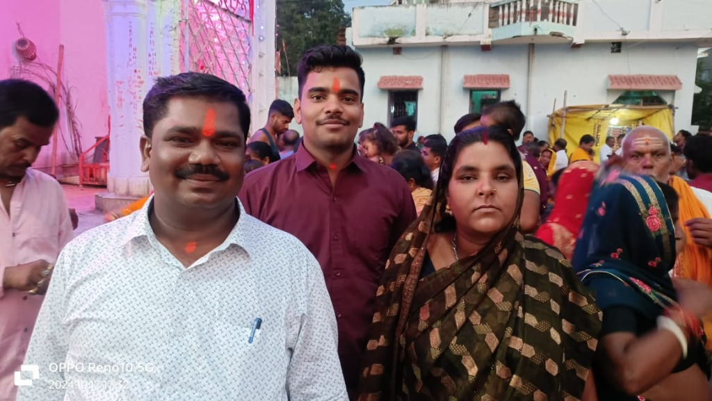 गाँव के धार्मिक महोत्सव में सुपुत्र व धर्मपत्नी संग
