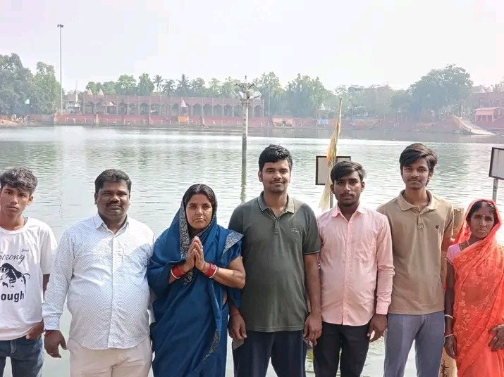 पवित्र सरोवर तीर्थ घाट पर परिवार संग दर्शन