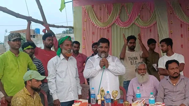 संजय भाषण देते हुए