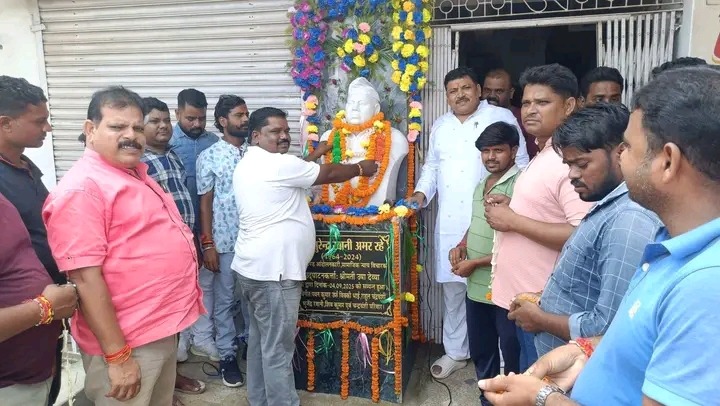झारखंड आंदोलनकारी प्रतिमा पर माल्यार्पण