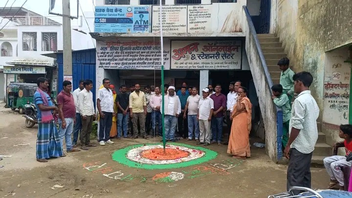 गाँव की चौपाल में पुष्प रंगोली व ग्रामीणों का सम्मेलन