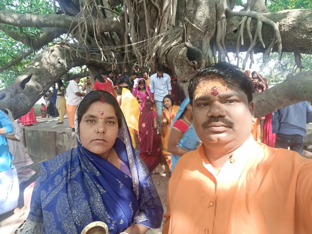 पवित्र वट वृक्ष धाम में धर्मपत्नी संग पूजा-अर्चना